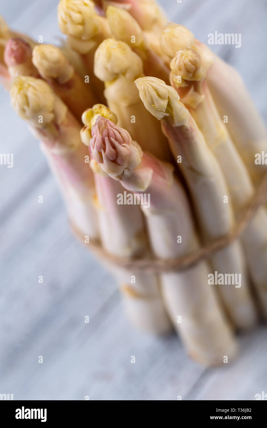 Bündel von frischem ungeschälten weißen Spargel im Frühjahr Stockfoto