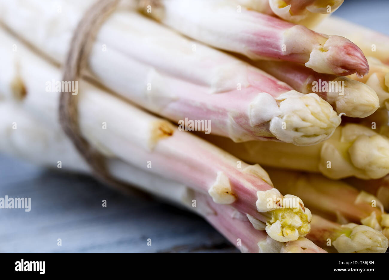 Bündel von frischem ungeschälten weißen Spargel im Frühjahr Stockfoto