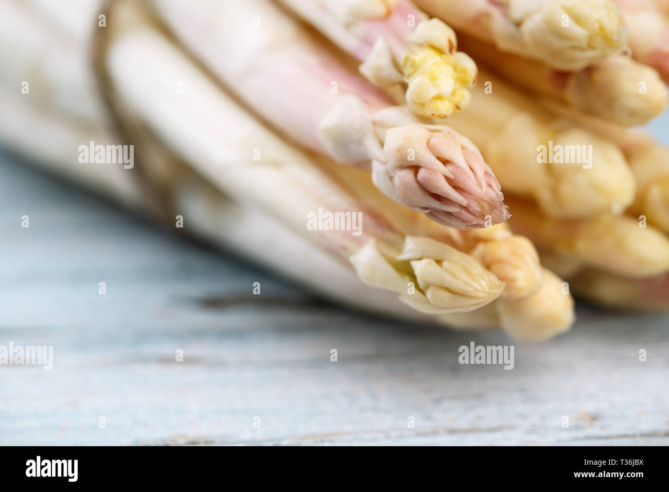 Bündel von frischem ungeschälten weißen Spargel im Frühjahr Stockfoto