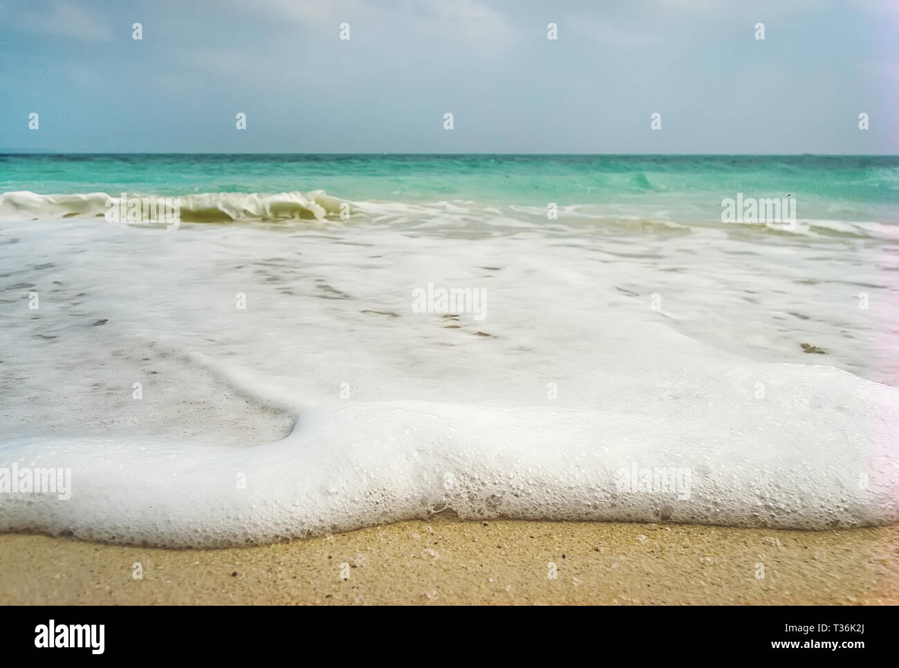 Illetes Formentera Osten tanga Strand mit tropischen türkisblaue Mittelmeer. White sea Foam close-up am Sandstrand von einer exotischen Insel. Das Stockfoto