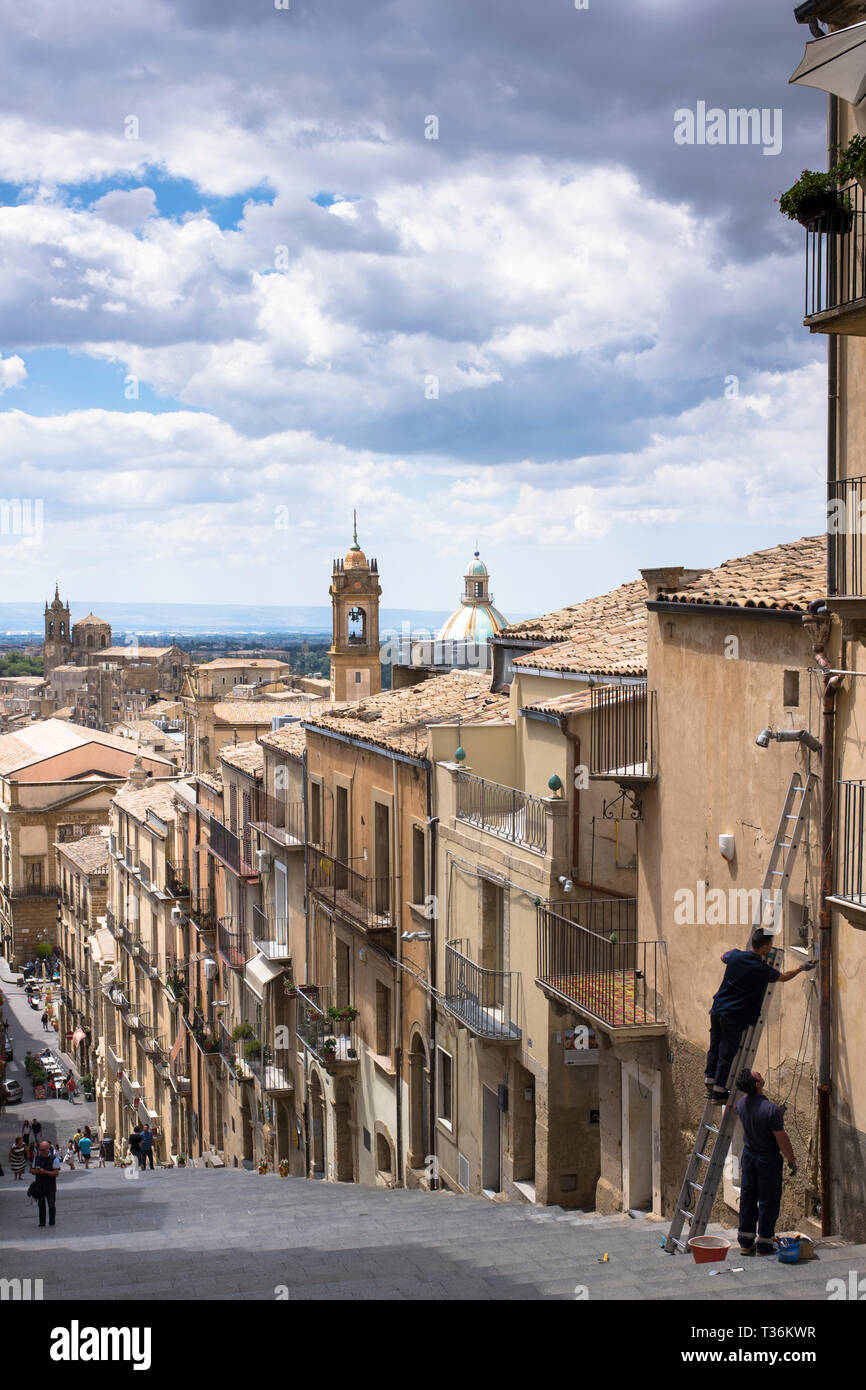 Berühmte Schritte der Scala Santa Maria del Monte Treppe in Caltagirone, Sizilien Stockfoto