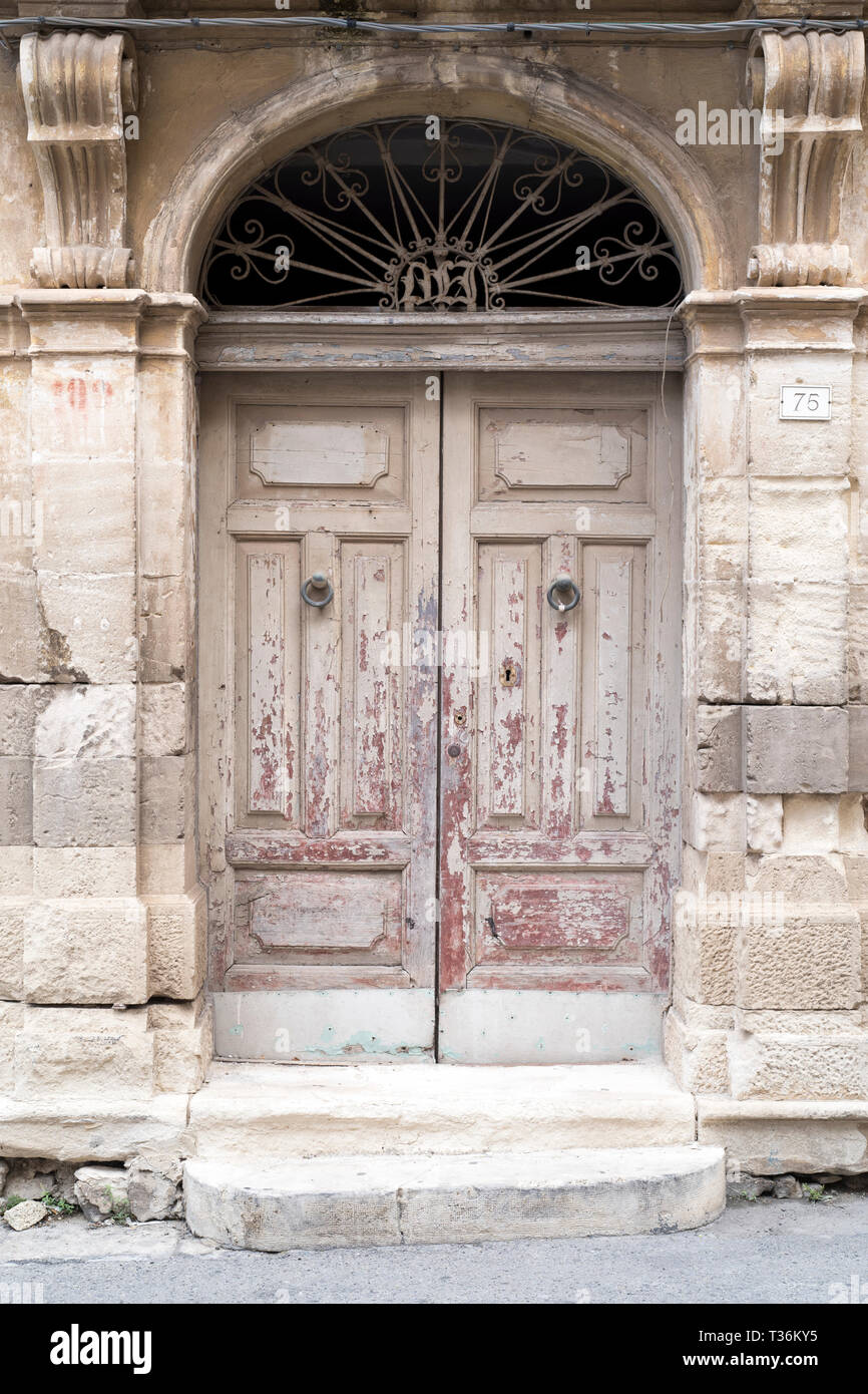 Alte Tür mit geschälten Farbe in Chiaramonte Gulfi, Sizilien Stockfoto