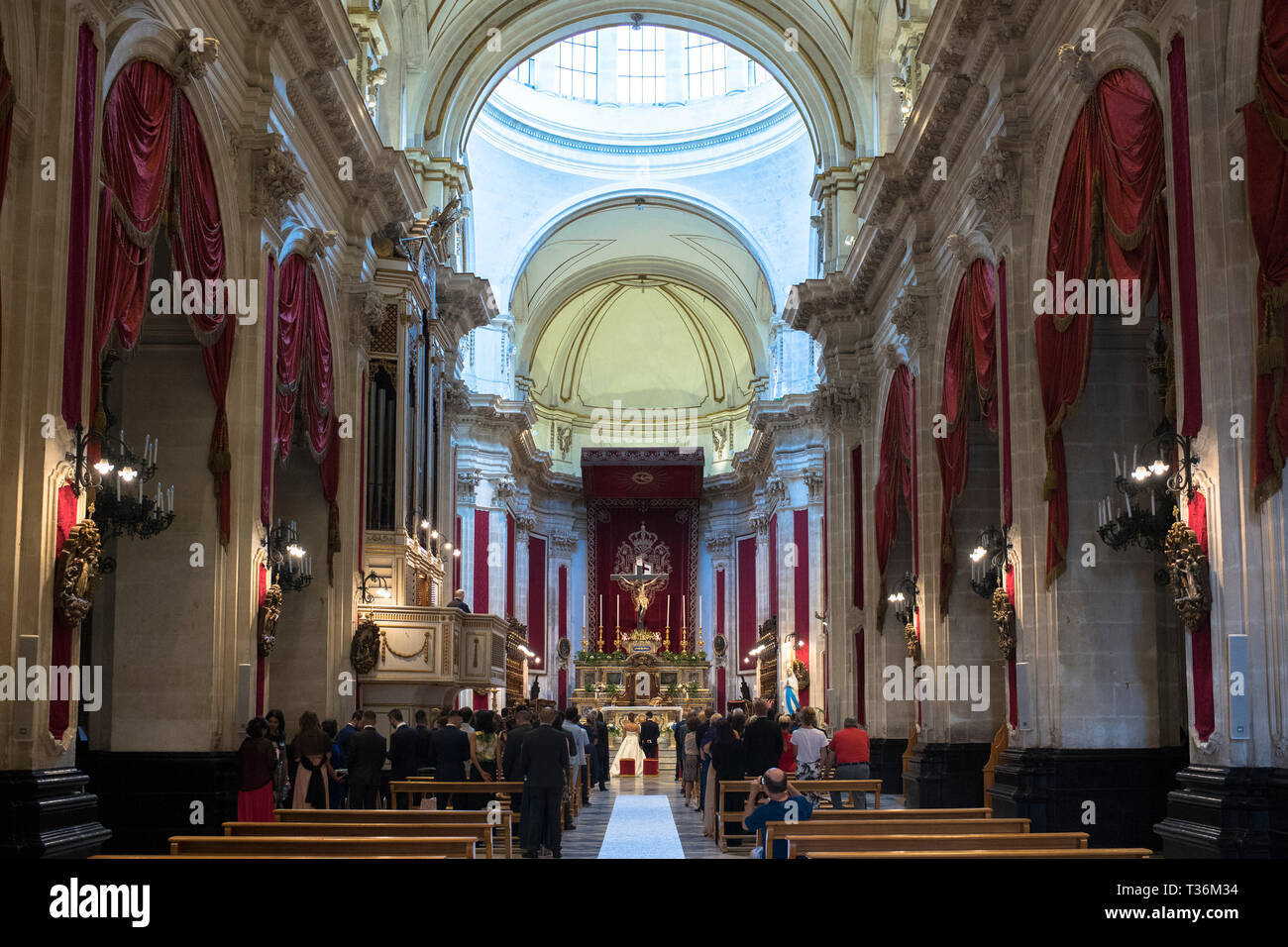 Hochzeit Zeremonie statt, in der Kathedrale von San Giorgio in Ragusa Ibla, Sizilien Stockfoto