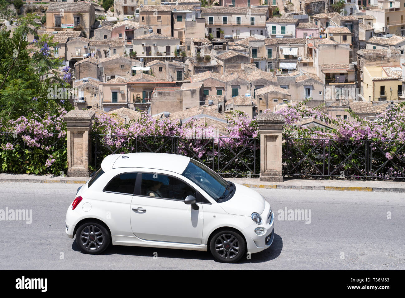 Weiße Farbe Fiat 500 Cinquecento in Hill City von Modica Alta in Richtung  Modica Bassa, Sizilien, Italien suchen Stockfotografie - Alamy