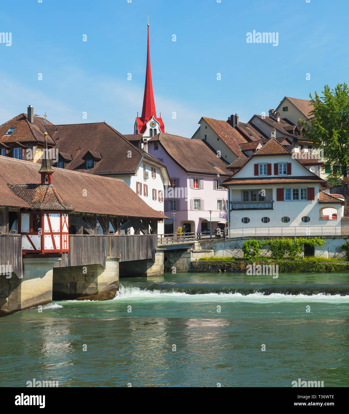Mittelalterliche Brücke über die Reuss, Gebäude des historischen Teils der  Stadt Bremgarten, Schweiz. Bremgarten ist eine Gemeinde im t  Stockfotografie - Alamy