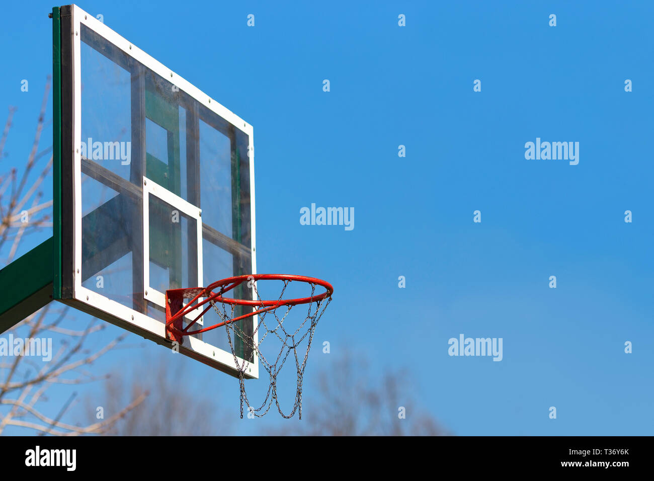 Closeup Basketballkorb outdoor auf blauen Himmel Hintergrund Stockfoto