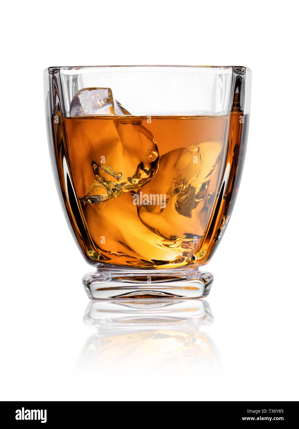 Whisky mit Eiswürfel im Glas auf weißem Hintergrund Stockfoto