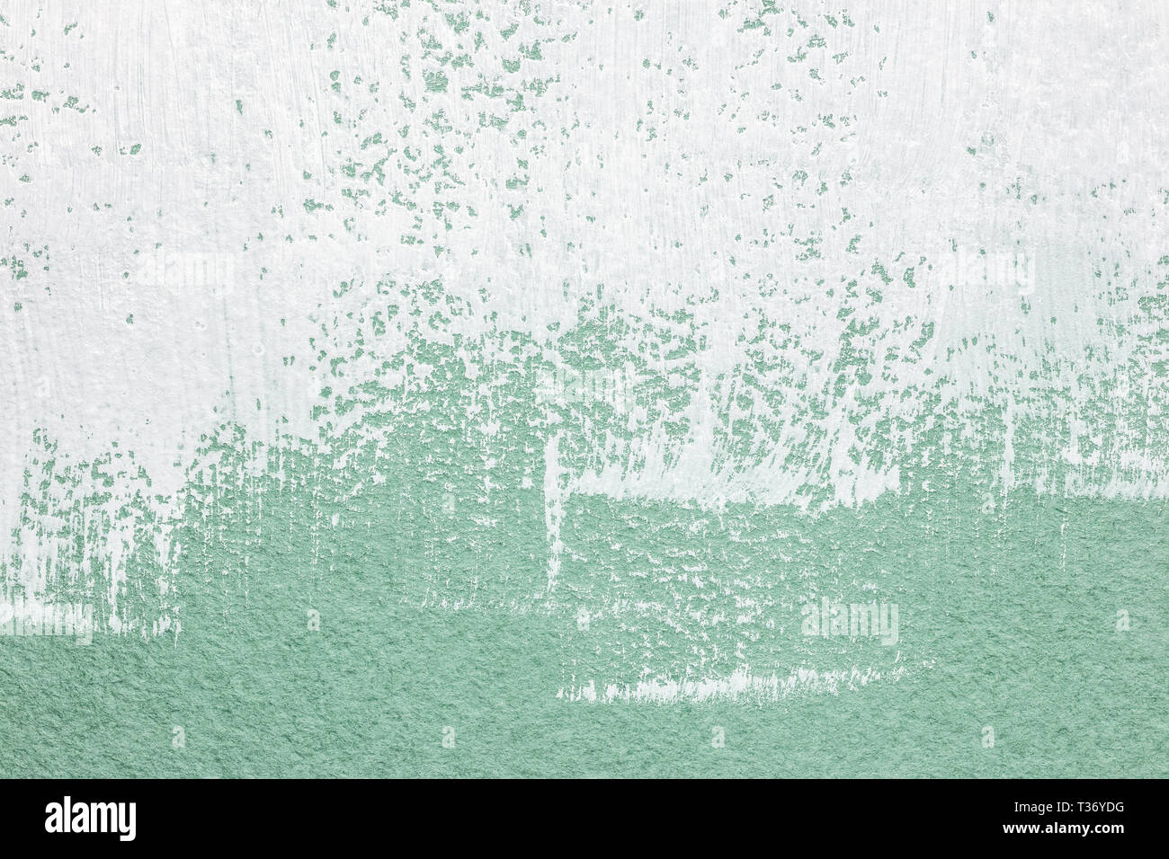 Weiße Farbe pinselstrichen auf strukturierte Licht Grünbuch Hintergrund Stockfoto