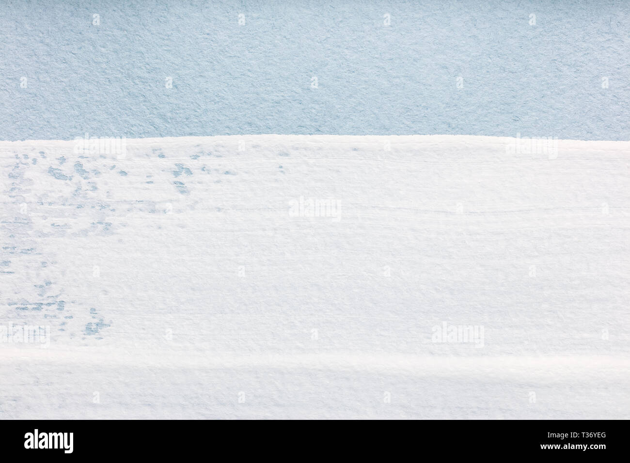 Horizontale weiße Pinselstriche von Acrylfarbe in Hellblau Papier als Hintergrund Stockfoto