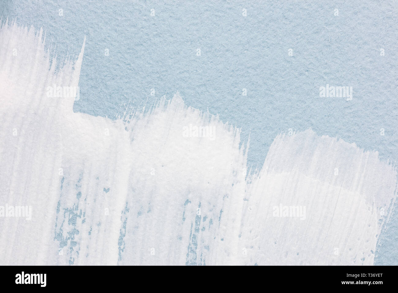 Hohe Vergrößerung Makro, weiße Pinselstriche Textur auf hellblau Papier Hintergrund Stockfoto