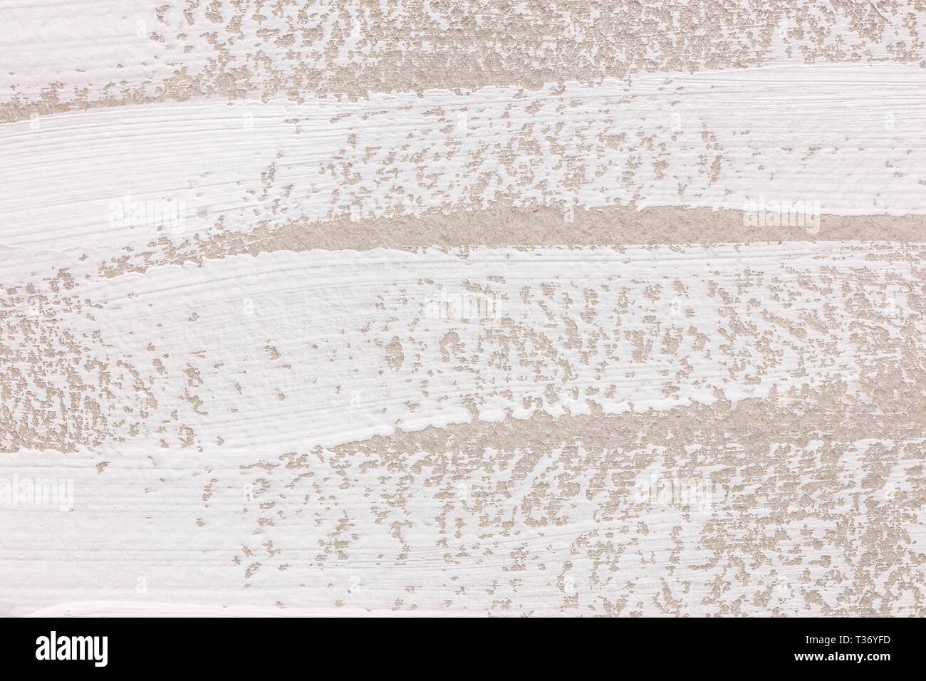 Weiß handbemalt Pinselstrichen auf beige Papier. closeup von texturierten Malerei Anschläge Stockfoto