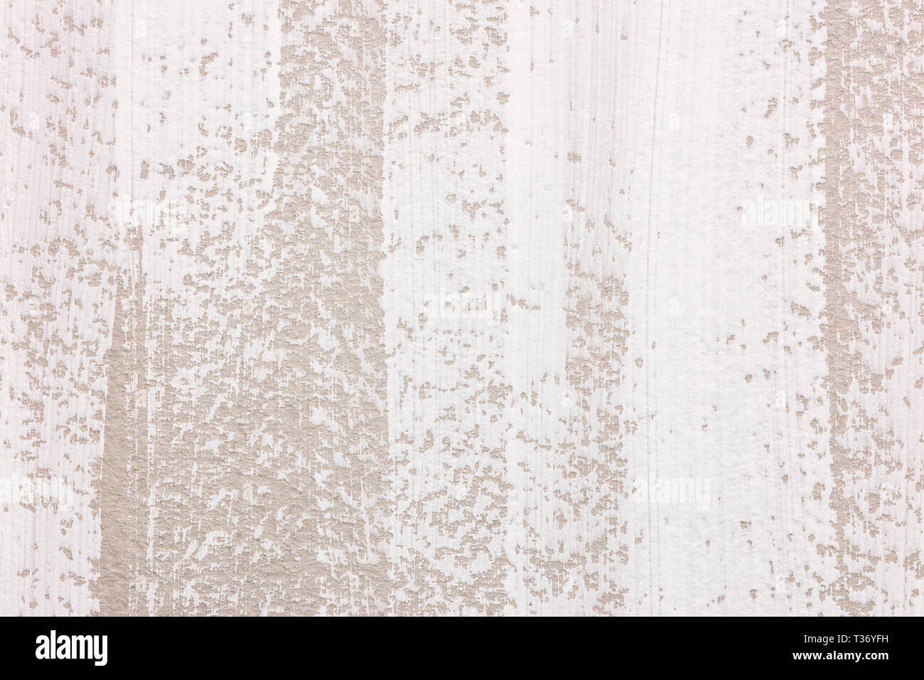 Abstrakte handbemalte vertikale Streifen mit weißer Acrylfarbe auf beige strukturiertes Papier Stockfoto