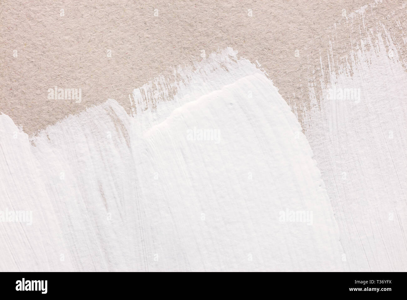 Weiße Farbe pinselstriche Textur auf grauem Papier Oberfläche Stockfoto