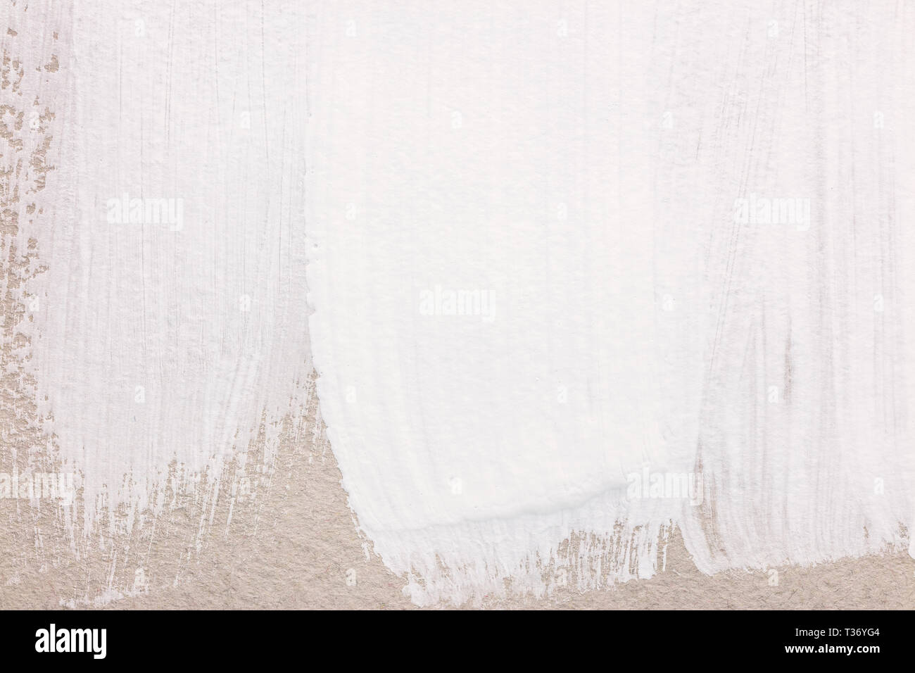 Weiß lackiert strukturierte Zusammenfassung Hintergrund mit Pinselstrichen auf grauem Papier Stockfoto