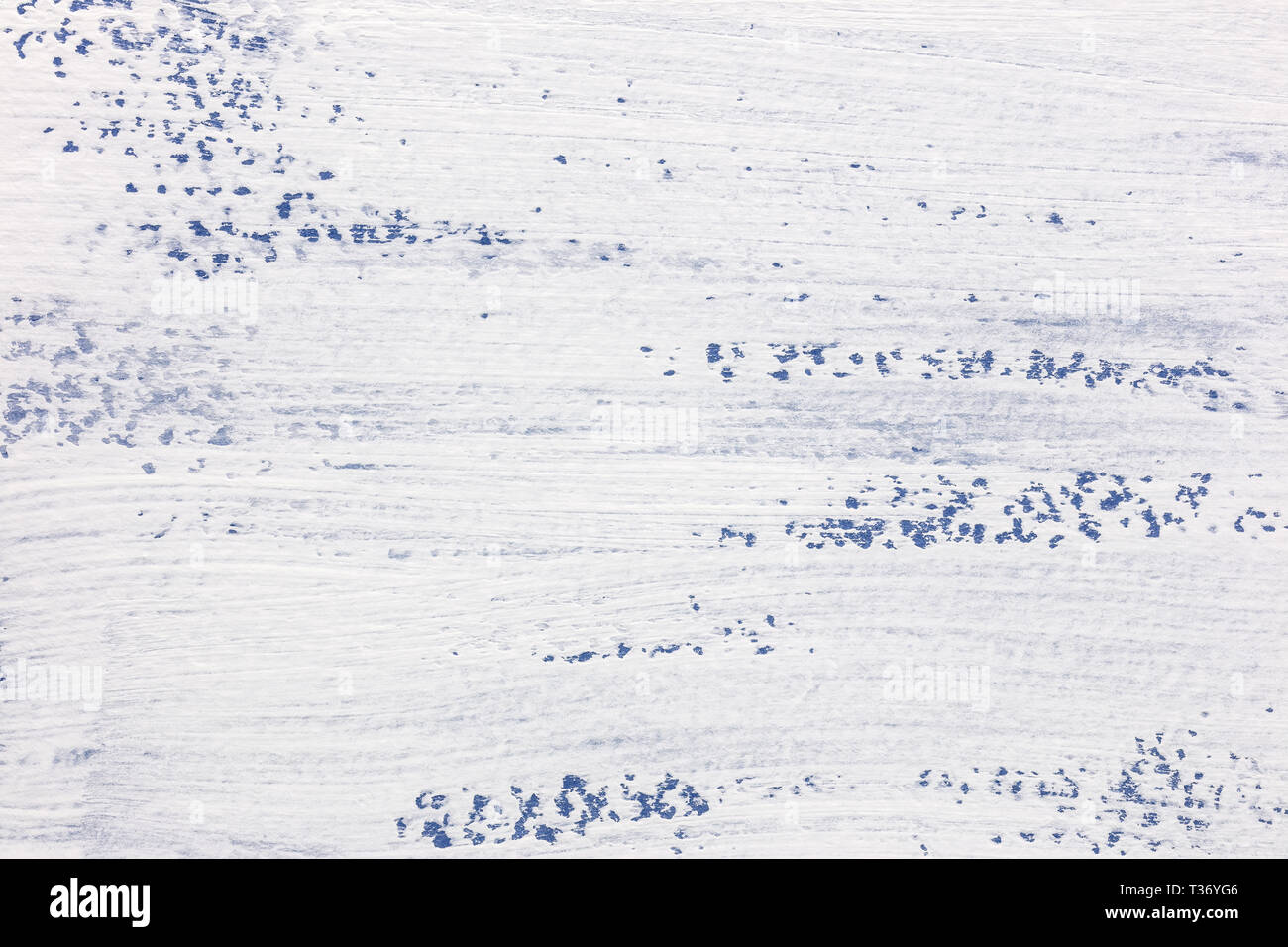 Weißen Farbschicht auf Blau strukturiertem Papier Oberfläche. hoch detaillierte Hintergrundinformationen Stockfoto