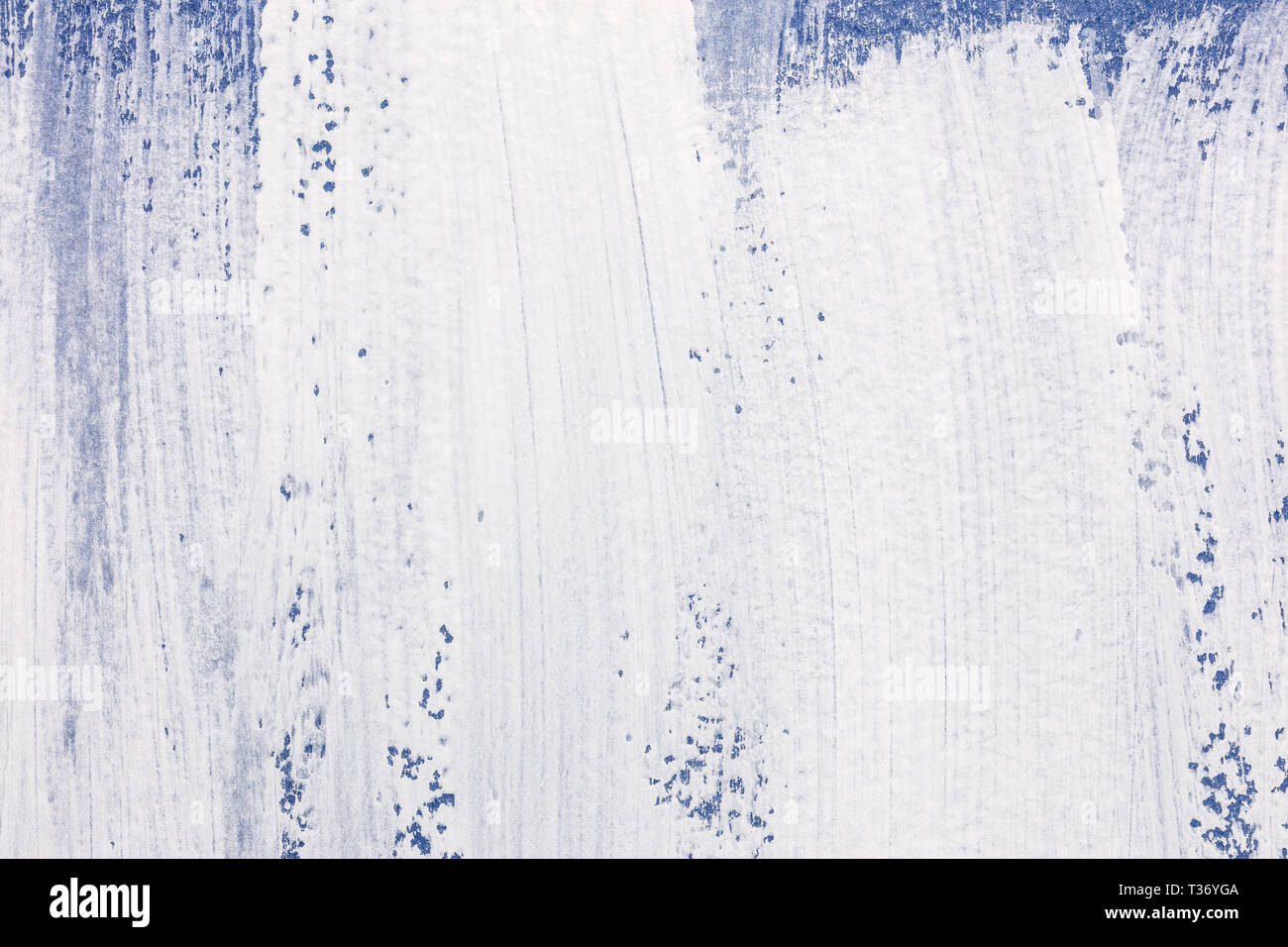 Vertikale Streifen weiße Pinselstriche Textur. Hand gemalten Hintergrund auf blauem Papier Stockfoto