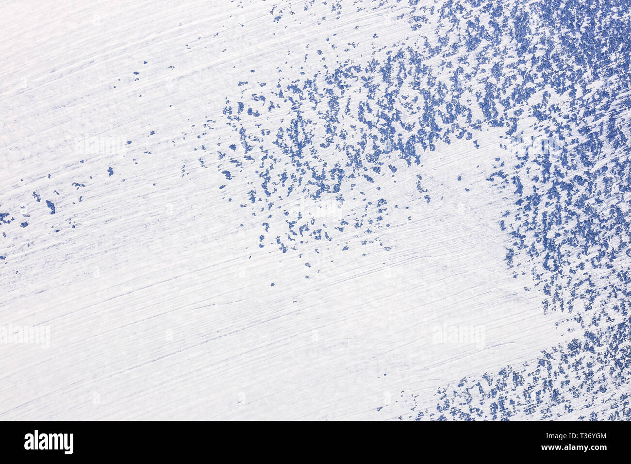 Handgemalten blauen Hintergrund. ausdrucksstark Weiß Lack Pinselstriche Stockfoto