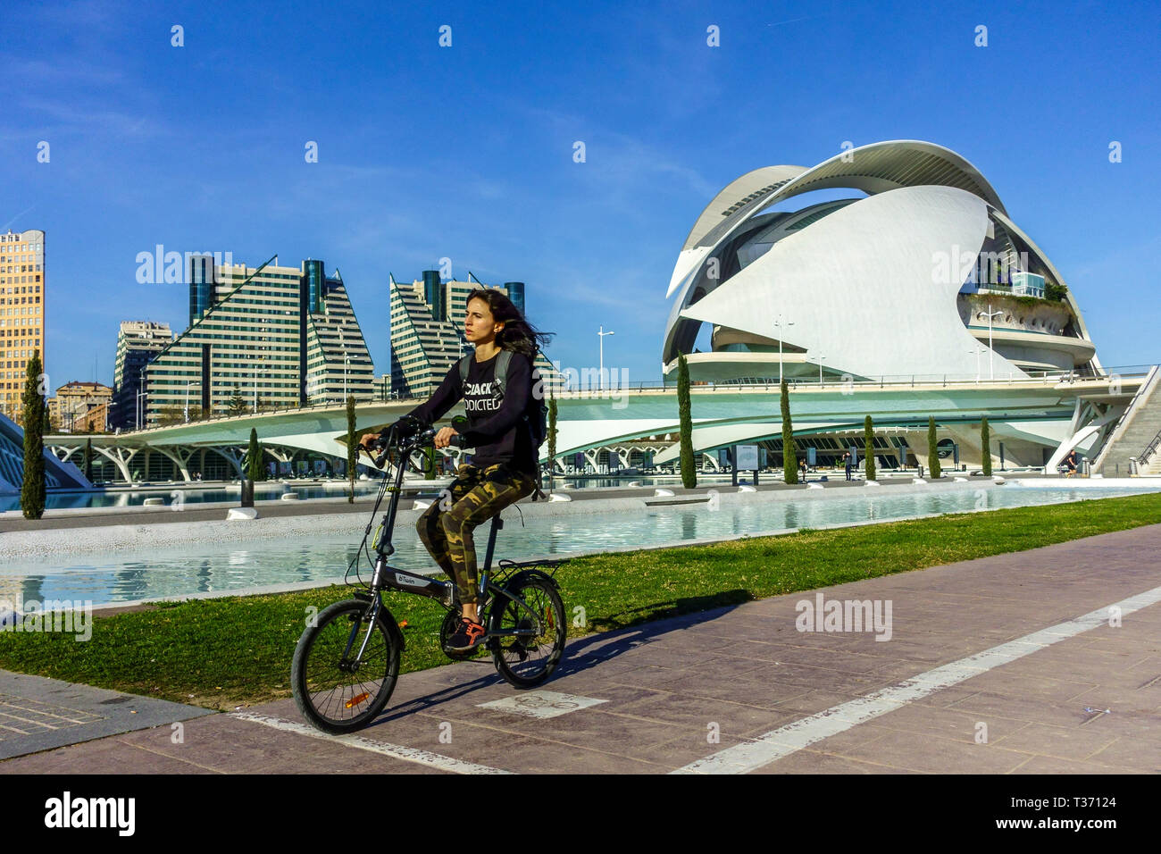 Valencia Stadt der Wissenschaft, Frau auf einem Fahrrad, Turia Park, Spanien Fahrradstadt Hispanic Teen Ride Bike Stockfoto