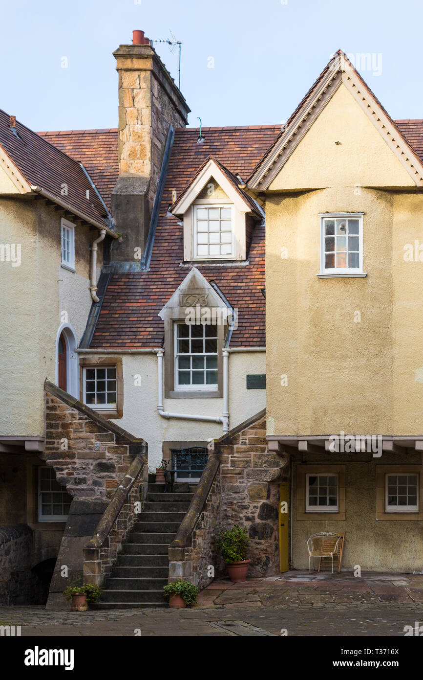 Edinburgh (Schottland) - Whitehorse Schließen und seine typische alte Häuser in der Canongate, Altstadt Stockfoto