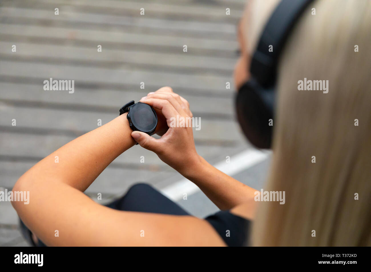 Läuferin Einrichten der Fitness smart Watch für den Betrieb Stockfoto