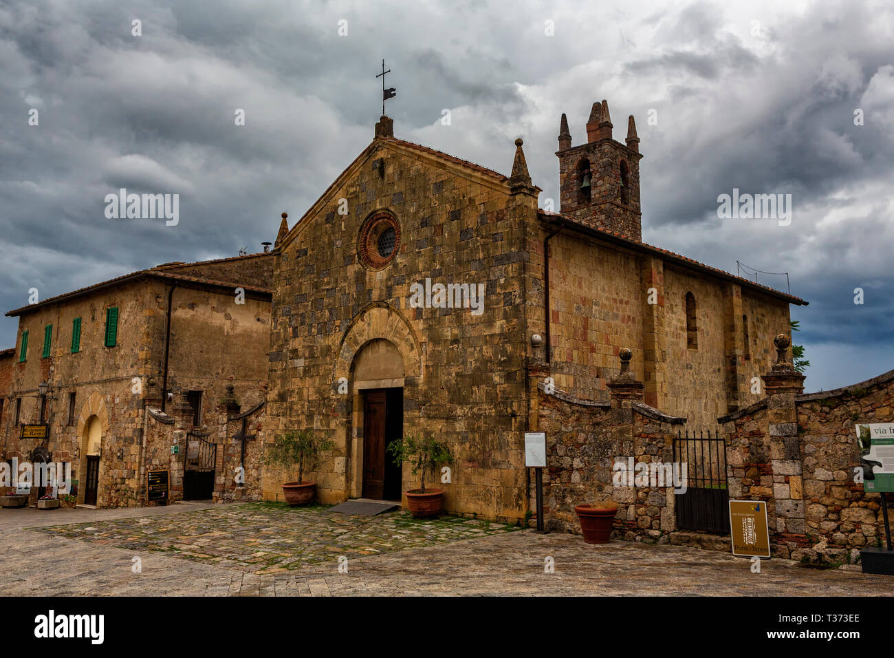 Im 12. Jahrhundert steinerne Kirche in der Nähe von Siena, Toskana, Italien. Stockfoto