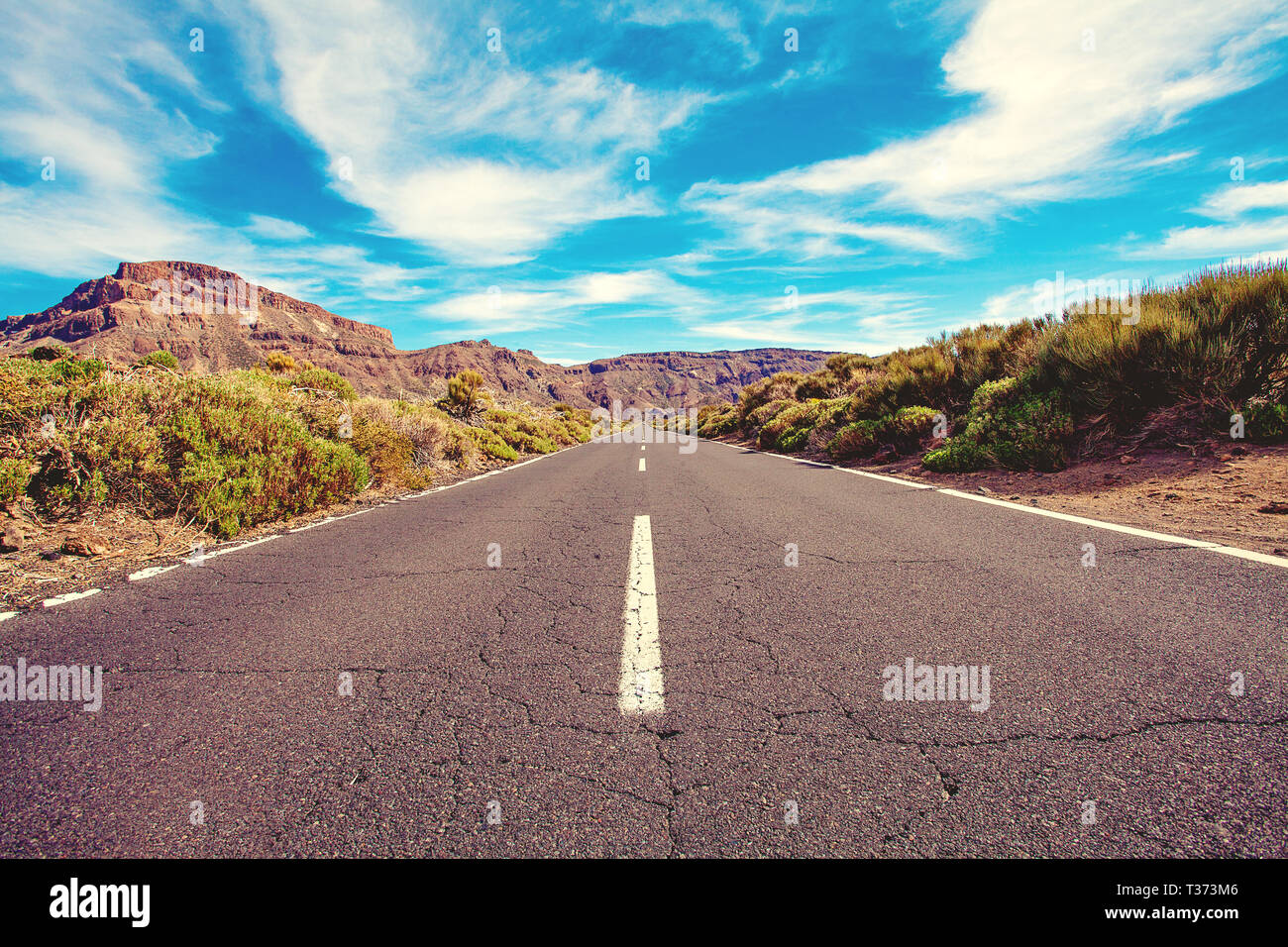 Straße in der Berglandschaft. Straße, Berge und Himmel Stockfoto