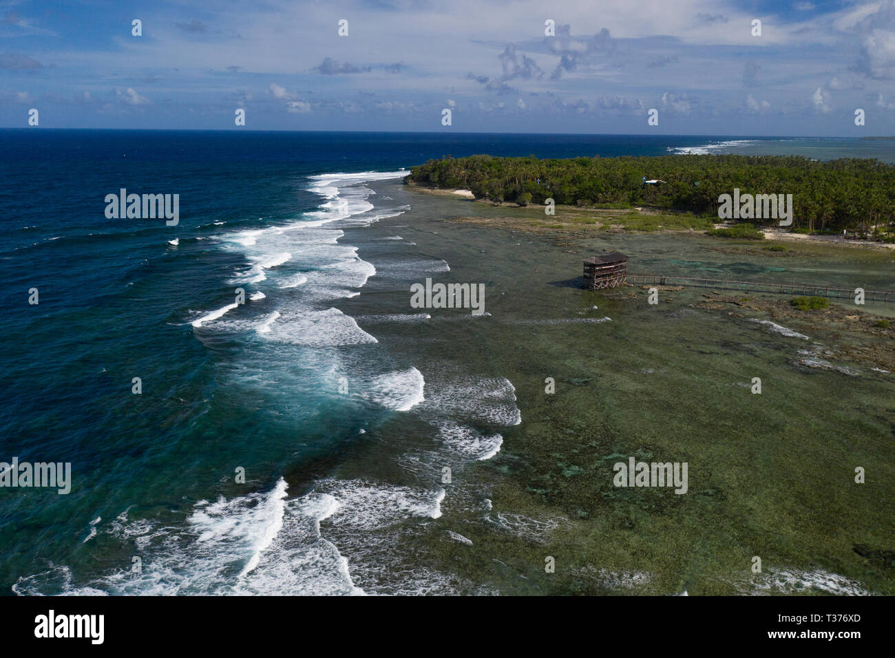 Luftbild des berühmten Cloud 9 Brandung zerschlagen, Siargao, Philippinen Stockfoto