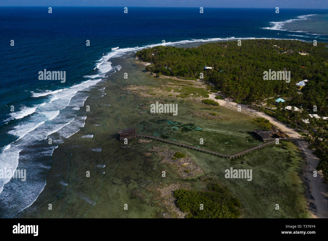 Luftbild des berühmten Cloud 9 Brandung zerschlagen, Siargao, Philippinen Stockfoto