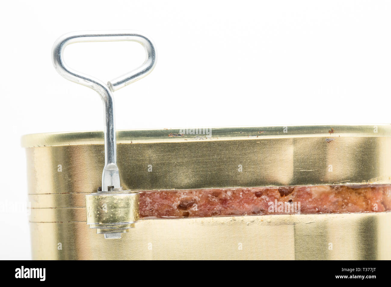 Eine Dose Corned beef gekauft von einem Supermarkt und teilweise mit dem Schlüssel öffnen. Weißer Hintergrund. England UK GB. Stockfoto