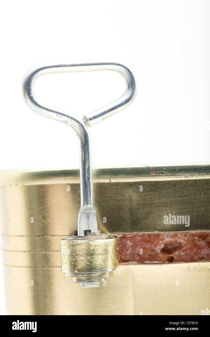 Eine Dose Corned beef gekauft von einem Supermarkt und teilweise mit dem  Schlüssel öffnen. Weißer Hintergrund. England UK GB Stockfotografie - Alamy