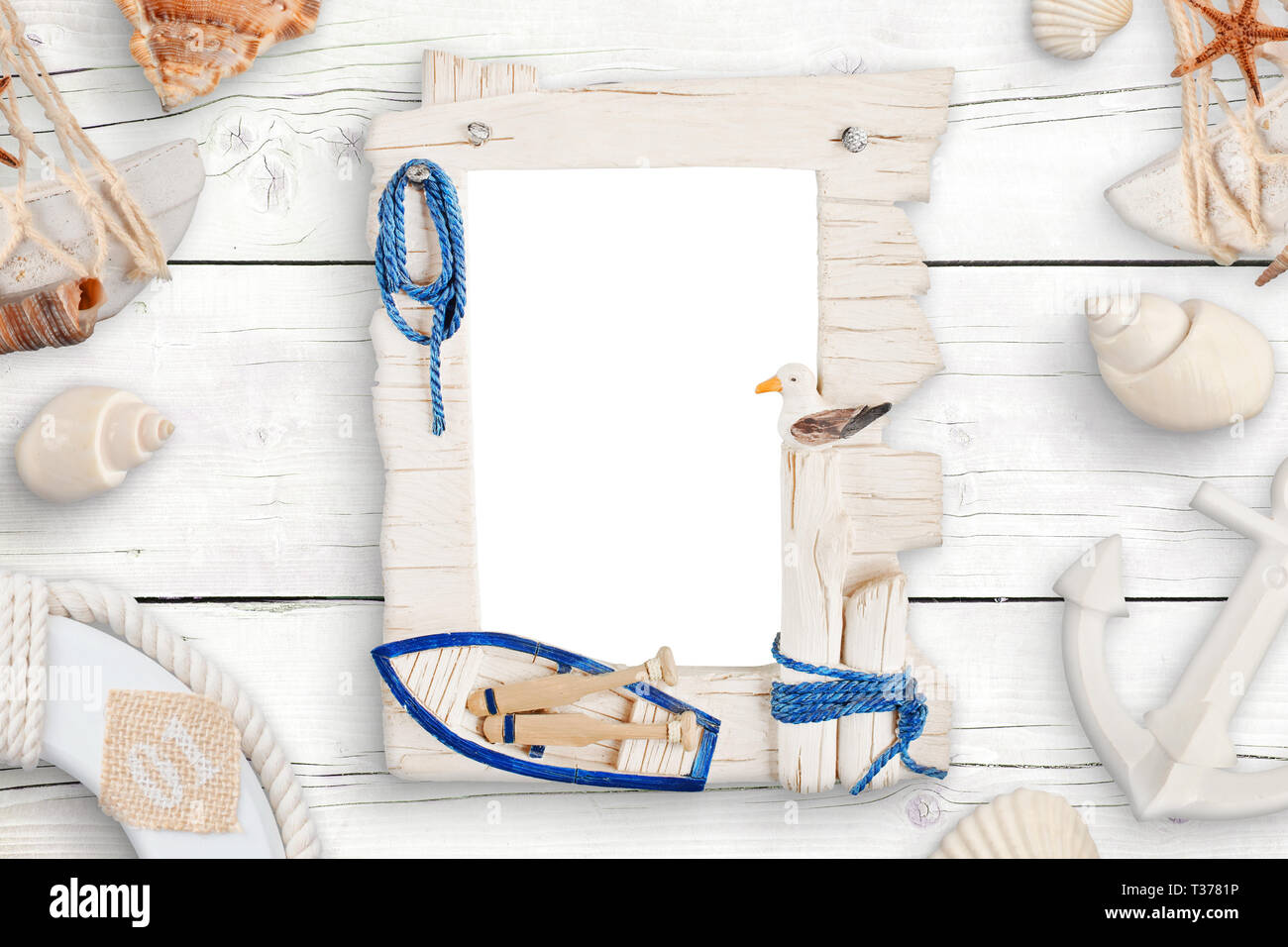 Sommer reisen Foto Familie isoliert Rahmen für Mockup mit Muscheln auf weissem Holztisch umgeben. Stockfoto
