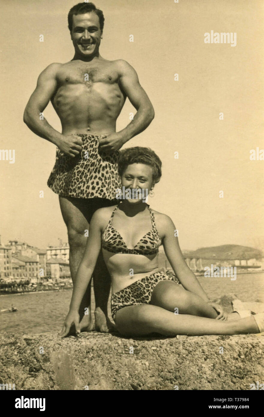 Mann und Frau sporting ein Leopard Badeanzug, Italien 1960 Stockfoto