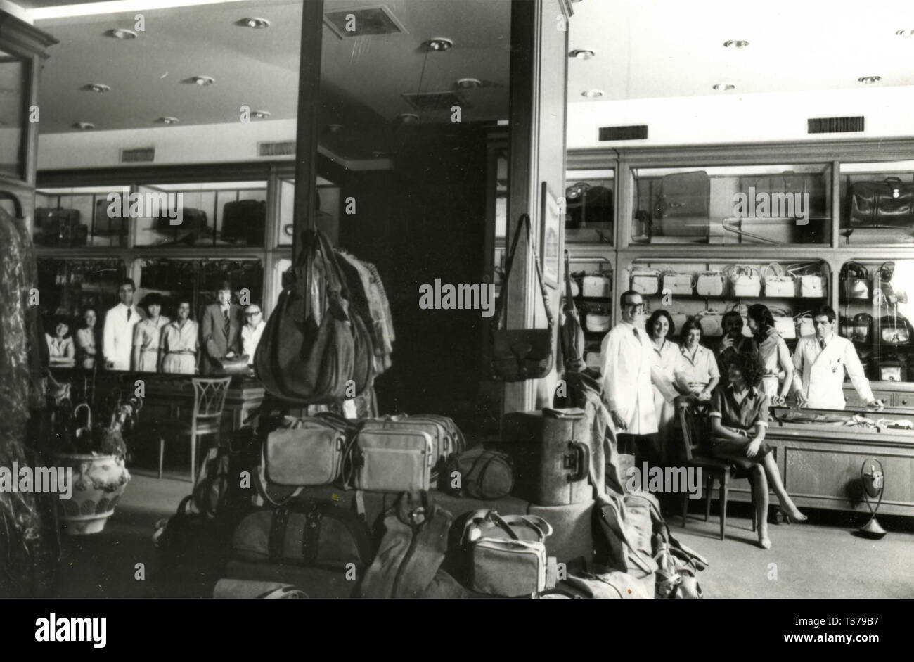 Leder Shop assintants für das Foto, Italien 1960 s gefüttert Stockfoto