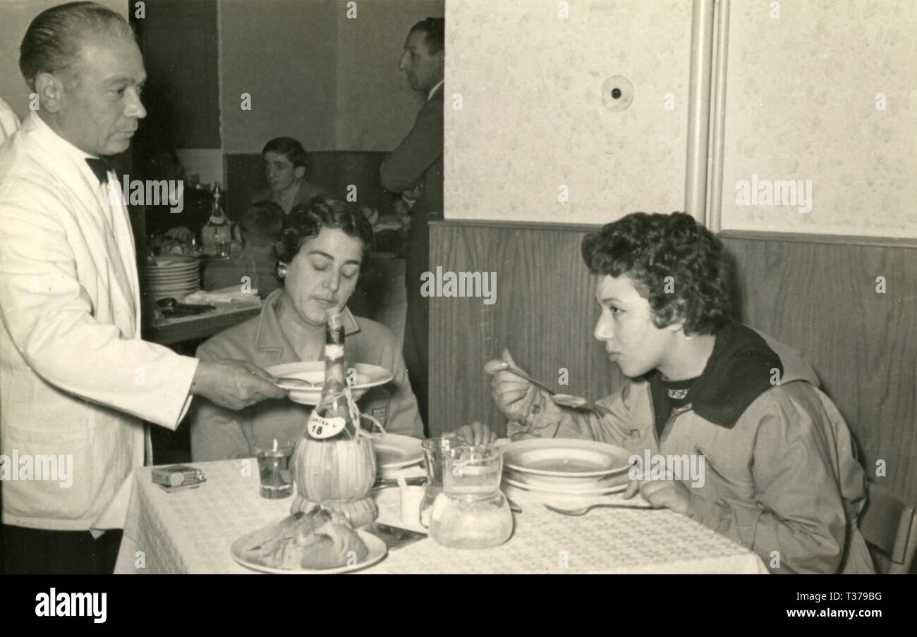 Zwei Frauen, die das Mittagessen in einer Trattoria, Italien 1950 s Stockfoto