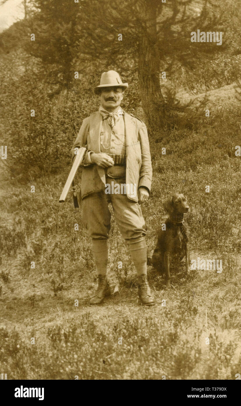 Jäger mit Gewehr und Hund, Italien 1920 s Stockfoto