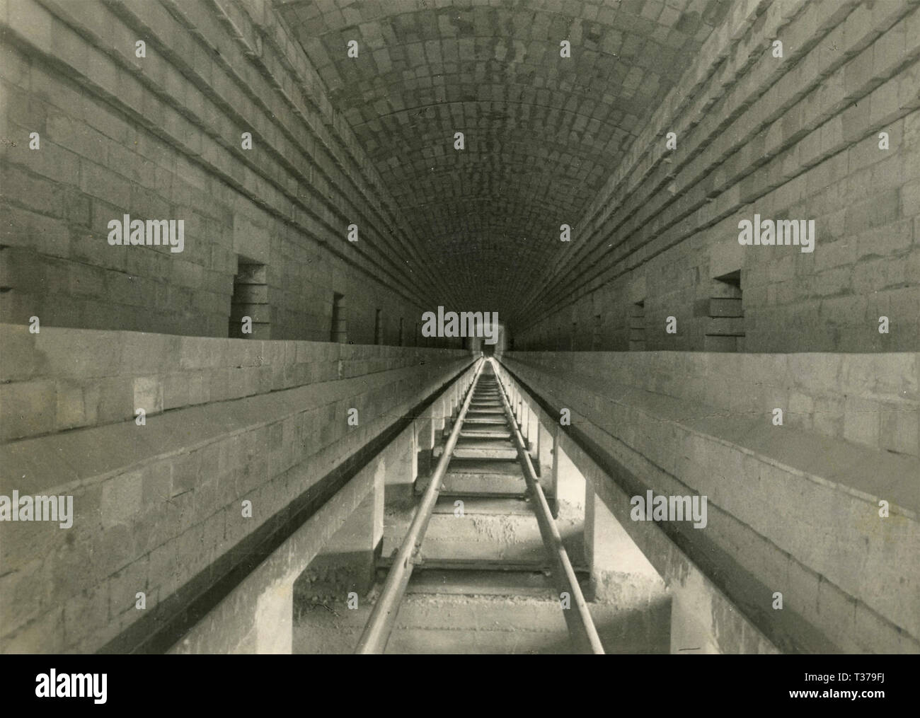 Tunnel von Ziegeln, Italien 1953 Stockfoto