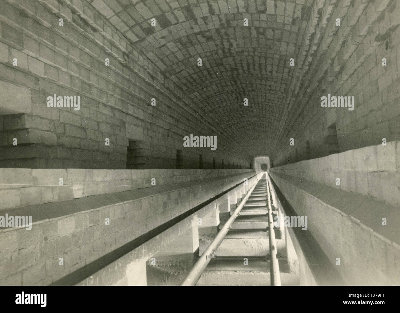 Tunnel von Ziegeln, Italien 1953 Stockfoto