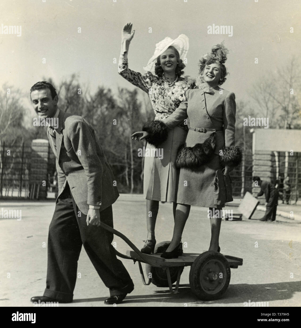 Italienischen Schauspieler Nunzio Filogamo, Marino, und Ruby Dalma während des Films 'C' è Sempre un Ma', Tirrenia, Italien 1942 Stockfoto