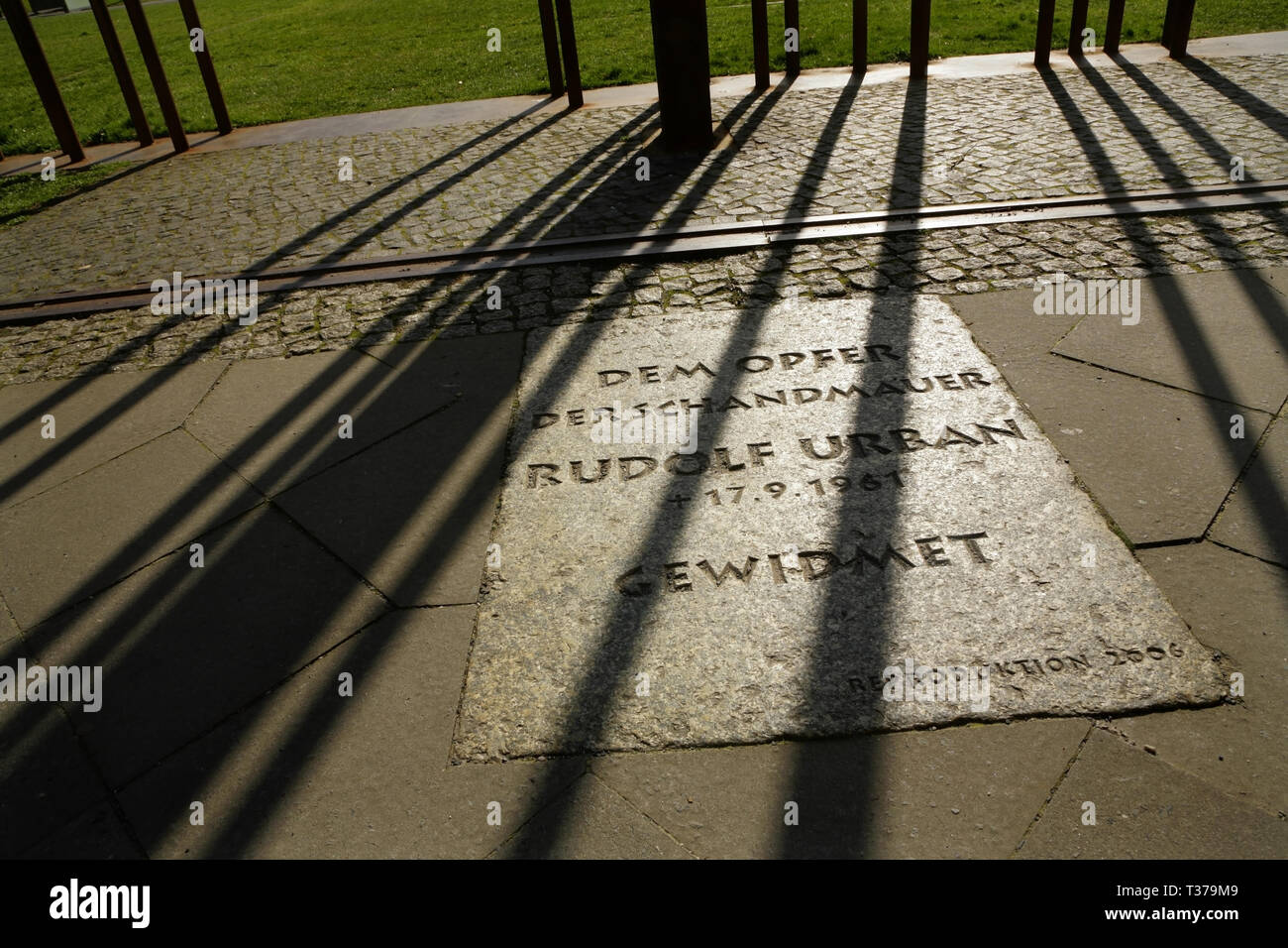 Mahnmal zum Gedenken an Rudolf Urban, getötet beim Versuch, die Berliner Mauer 1961 überqueren, an der Bernauer Straße, Berlin, Deutschland. Stockfoto
