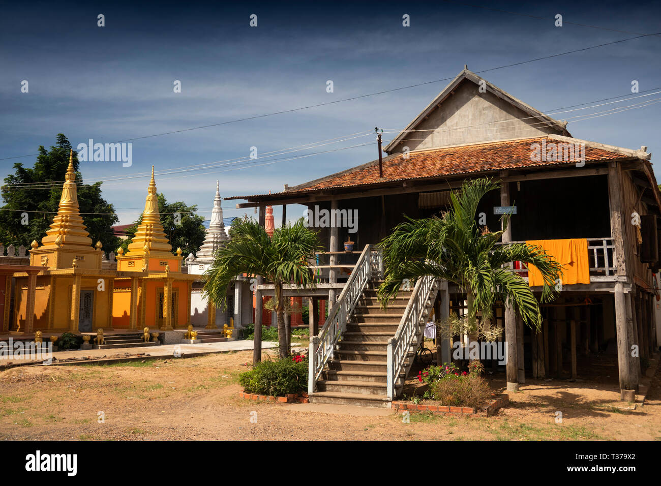 Kambodscha, Kampong (Kompong Cham), Wat Dei Doh, buddhistisches Kloster, lackiert und goldenen Stupas neben dem traditionellen Mönch Haus Stockfoto