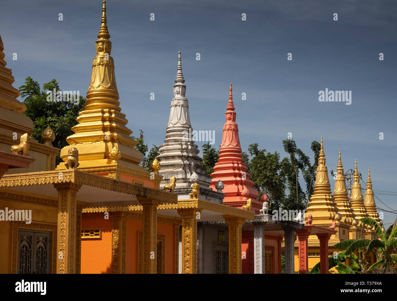 Kambodscha, Kampong (Kompong Cham), Wat Dei Doh, buddhistisches Kloster, lackiert und goldenen Stupas Stockfoto