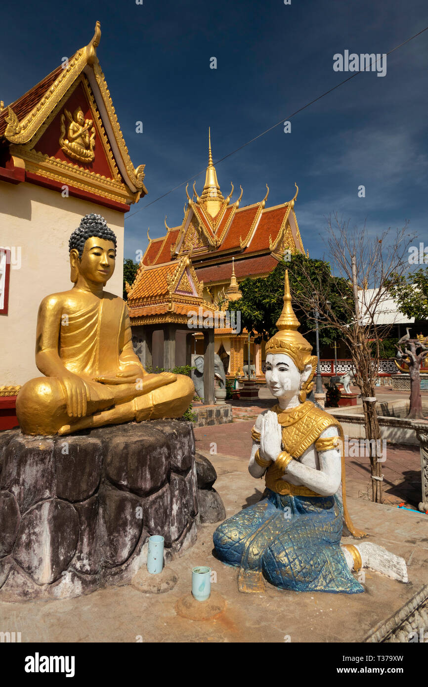 Kambodscha, Kampong (Kompong Cham), Wat Dei Doh, buddhistisches Kloster, religiöse Statue Abbildung beten im Golden Buddha Bild Stockfoto