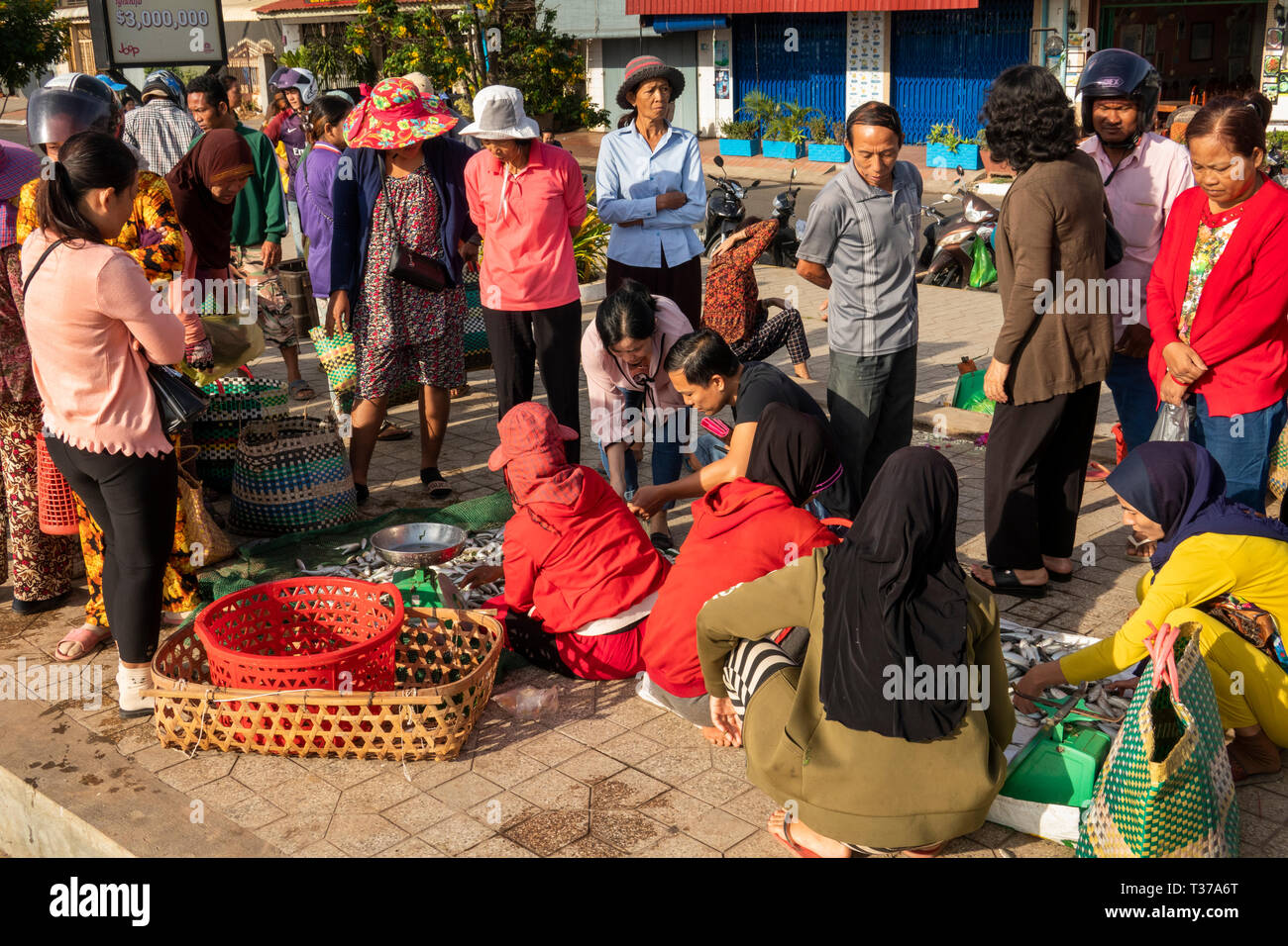 Kambodscha, Kampong (Kompong Cham), Fluss Mekong Riverside Promenade, lokale am frühen Morgen Fischmarkt am Flussufer Stockfoto