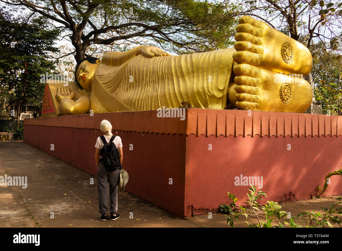 Kambodscha, Kampong (Kompong Cham), Phnom Srey, Kro La Commune, Kampong Siem, Phnom Pros, Kloster, touristische anzeigen große goldene Liegenden Buddha dem Stockfoto