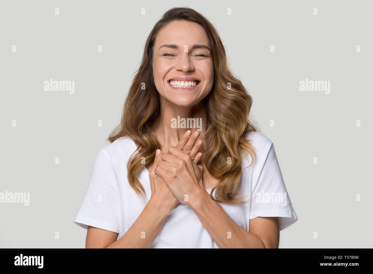 Aufgeregt Frau fühlt sich Glück und Dankbarkeit von Herzen Konzept Stockfoto