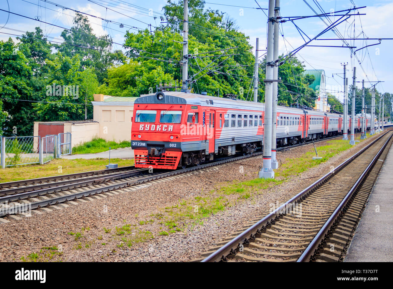 Die Russische Bahn. Der Zug fährt auf Schienen. Eisenbahn. Russland, Region Leningrad am 14. Juli 2018 Stockfoto