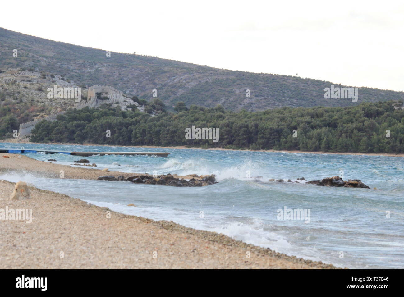 Atemberaubender Moment an der kroatischen Küste der mediterran Meer Stockfoto