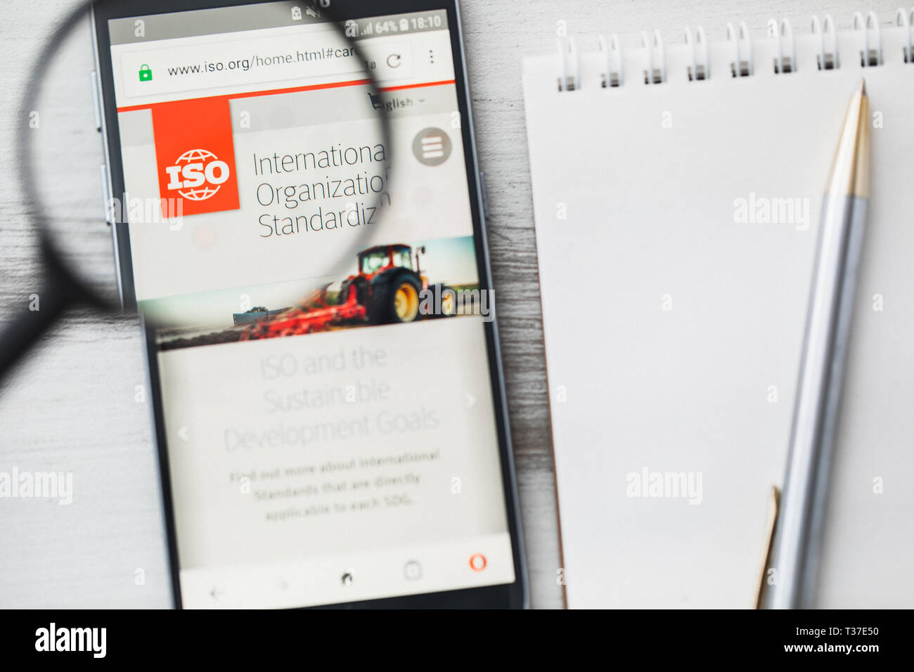 Los Angeles, Kalifornien, USA - 3. April 2019: ISO Internationale Organisation für Normung Offizielle Website Homepage unter Lupe Stockfoto