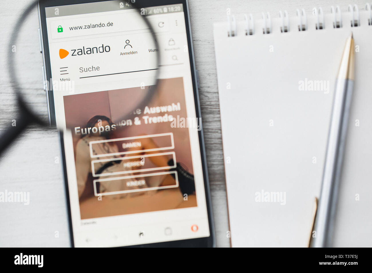 Los Angeles, Kalifornien, USA - 3. April 2019: Zalando SE e-commerce Offizielle Website Homepage unter Lupe. Konzept Zalando e-commerce Logo Stockfoto