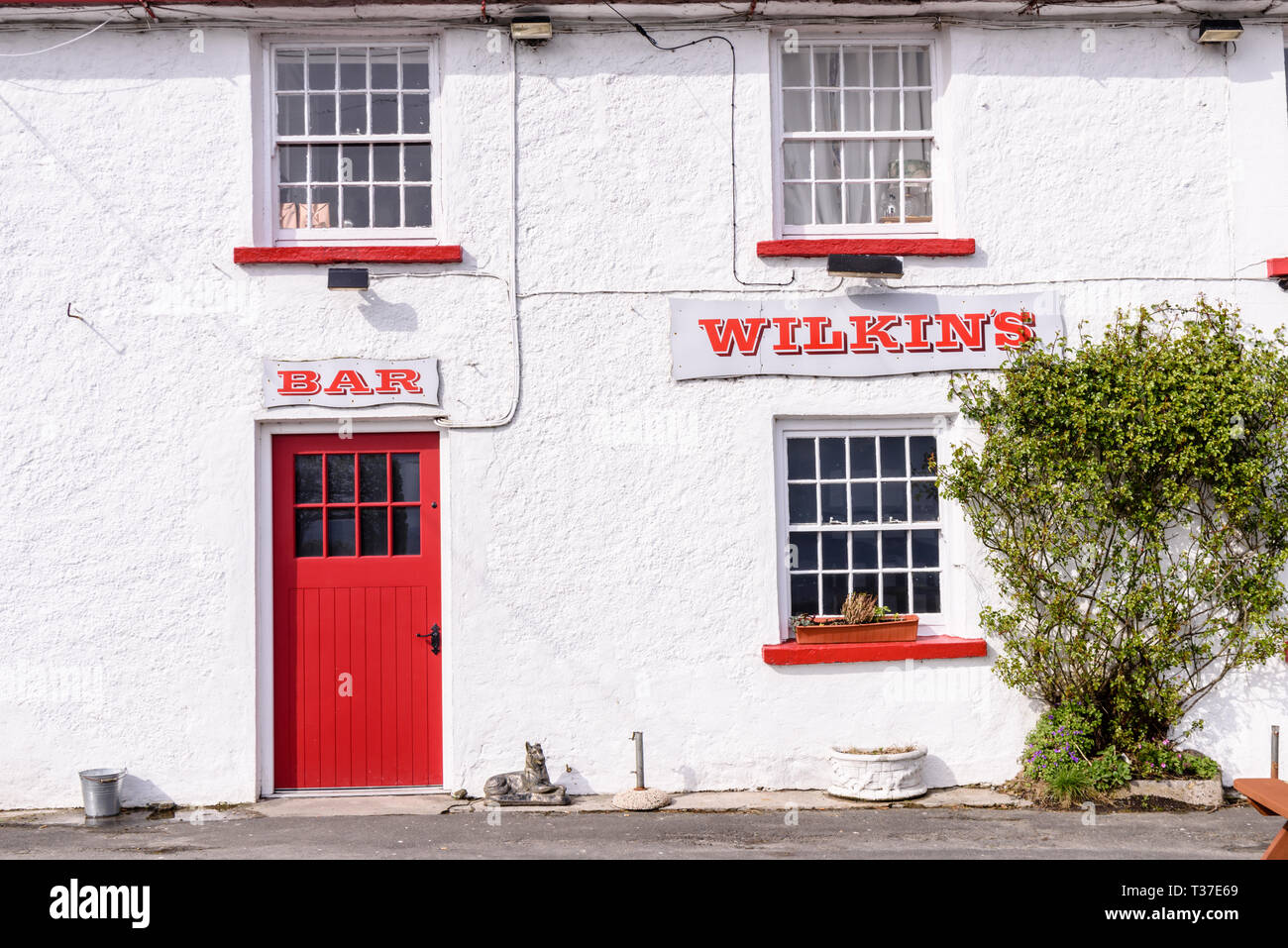Weiß getünchte Wände außerhalb Wilkins Irish Bar, Church Hill, Donegal, Irland Stockfoto